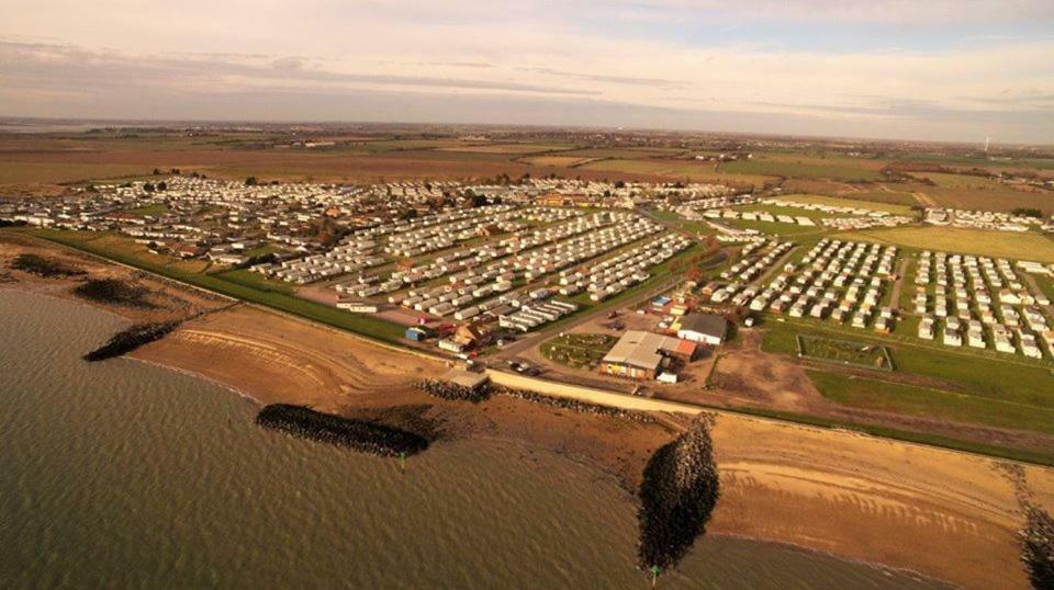 Caravan Beach Holiday Saint Osyth Exterior photo