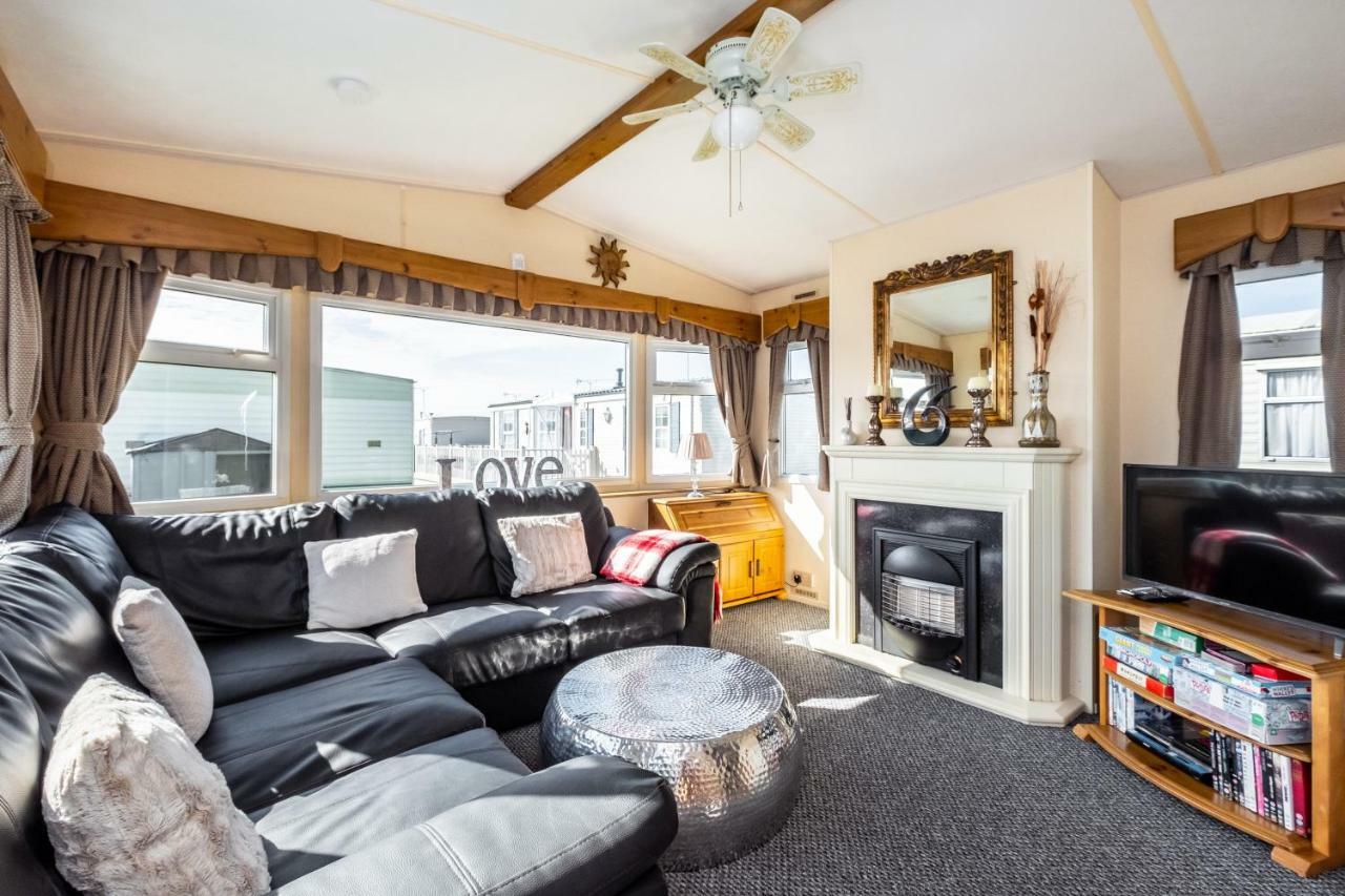 Caravan Beach Holiday Saint Osyth Exterior photo