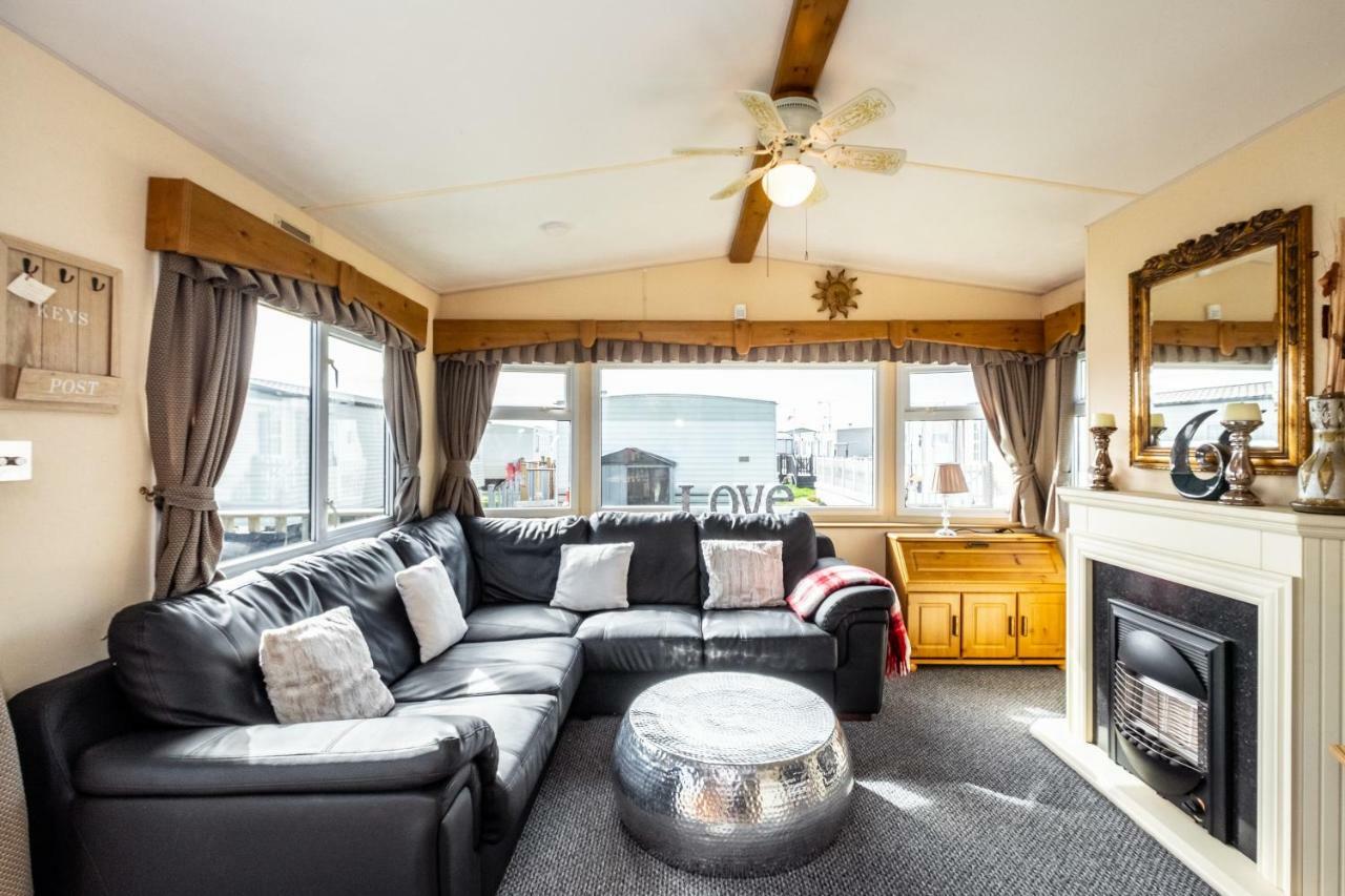 Caravan Beach Holiday Saint Osyth Exterior photo