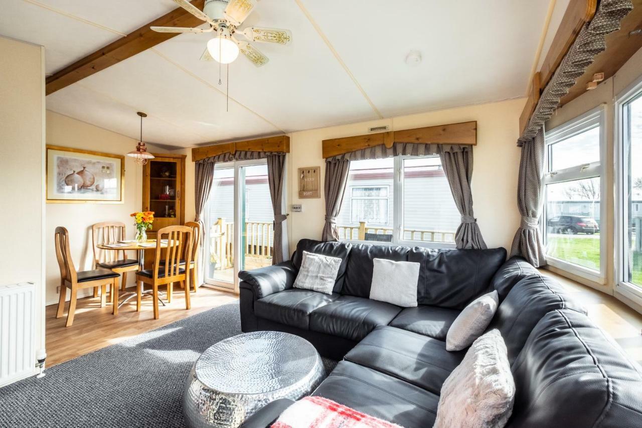Caravan Beach Holiday Saint Osyth Exterior photo
