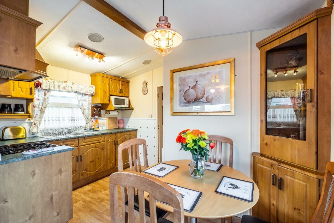 Caravan Beach Holiday Saint Osyth Exterior photo