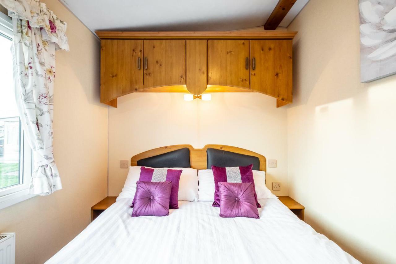 Caravan Beach Holiday Saint Osyth Exterior photo