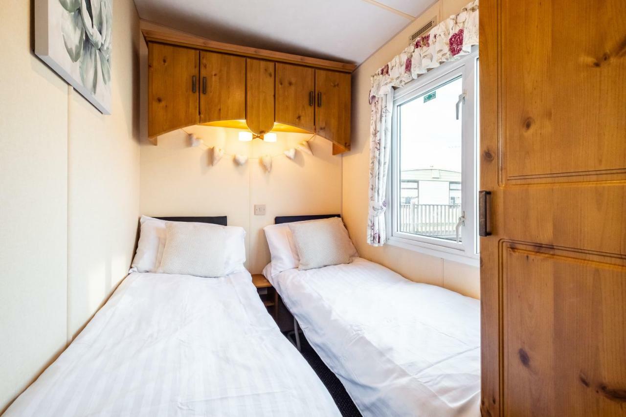Caravan Beach Holiday Saint Osyth Exterior photo