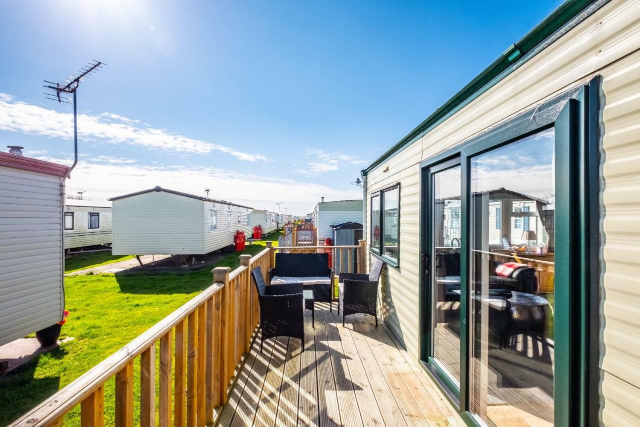 Caravan Beach Holiday Saint Osyth Exterior photo